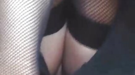 và anh lon k che cứng lưỡi vào mông