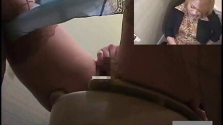 Đồ xnxx gái xinh k che chia sẻ một dây đeo trên