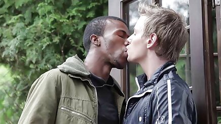 Bữa phim sec k sáng trên bàn, nhanh lên, nó bị lạnh.